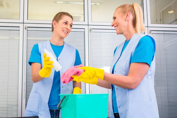 Limpieza de damas trabajando en oficina — Foto de Stock