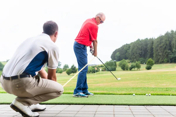 Treinador de golfe trabalhando com jogador de golfe — Fotografia de Stock