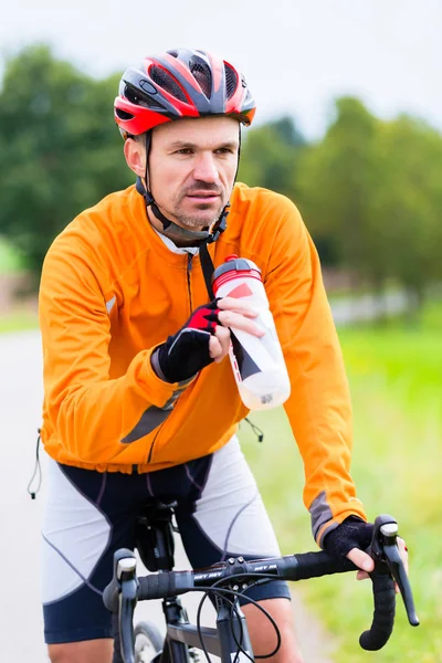 Ciclista en bicicleta deportiva — Foto de Stock