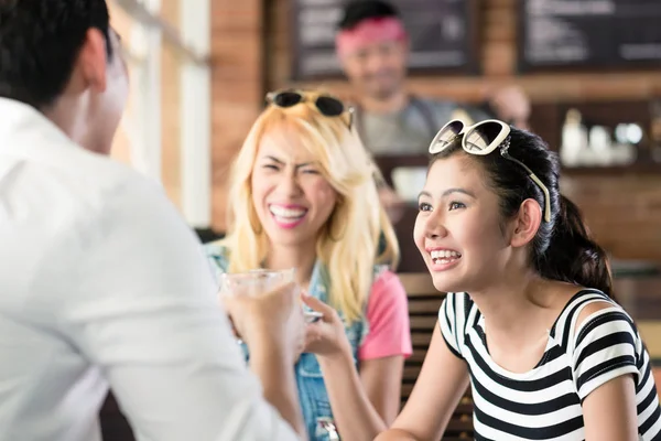 Kvinnor och mannen i asiatiska café dricka kaffe — Stockfoto