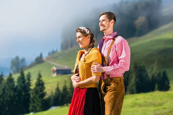 Casal em Tracht on Alp montanhas — Fotografia de Stock