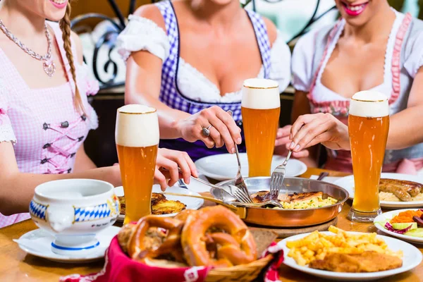 ババリア地方のレストランでランチを食べる女性 — ストック写真