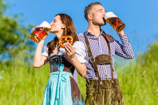 Parejas alemanas en Tracht con cerveza — Foto de Stock