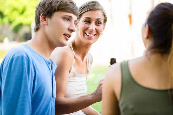 Freunde trinken Bier — Stockfoto