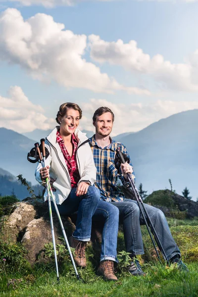 Paar genieten van uitzicht in de bergen — Stockfoto