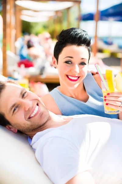 Pareja en bar de playa — Foto de Stock