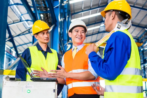 Team in der Fabrik bei Produktionstraining — Stockfoto