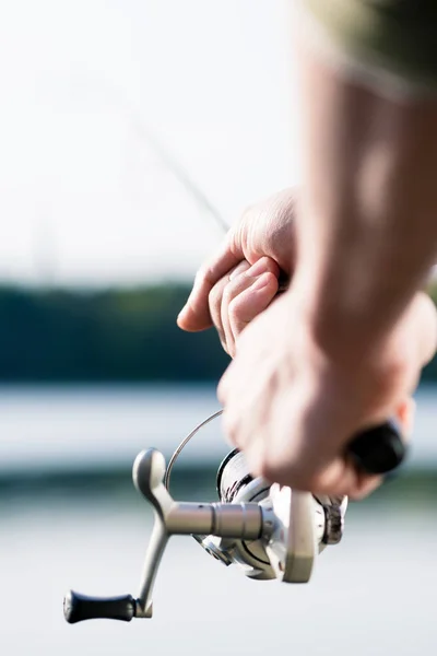Крупним планом рибалка з рибальським стрижнем в руці — стокове фото