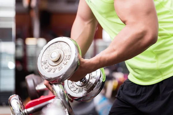 Man bodybuilder tillen gewichten tijdens training — Stockfoto