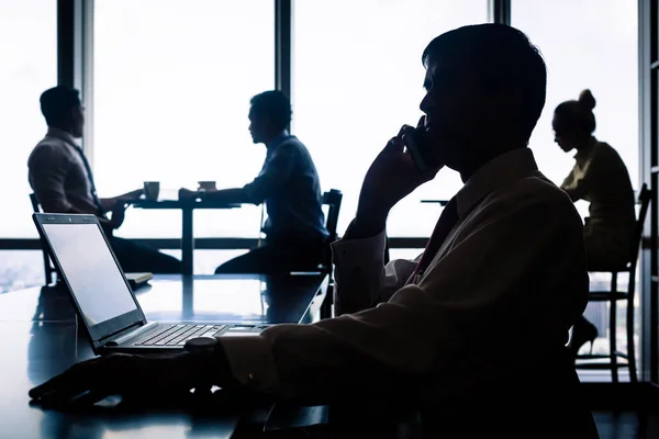 Working situation with employees having coffee — Stock Photo, Image