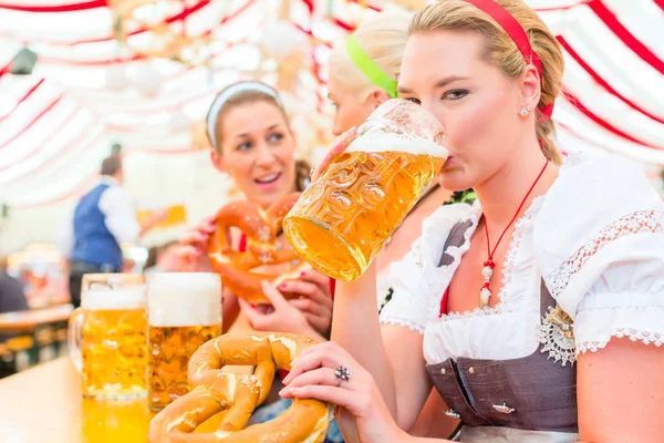 Freunde trinken bayerisches Bier auf Oktoberfest — Stockfoto