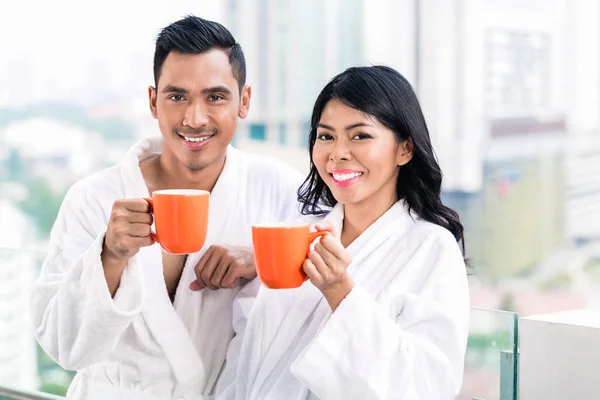 Pasangan Asia di pagi hari depan pencakar langit kota — Stok Foto