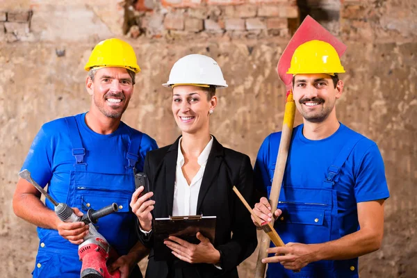 Trabajadores y gerente hablando — Foto de Stock