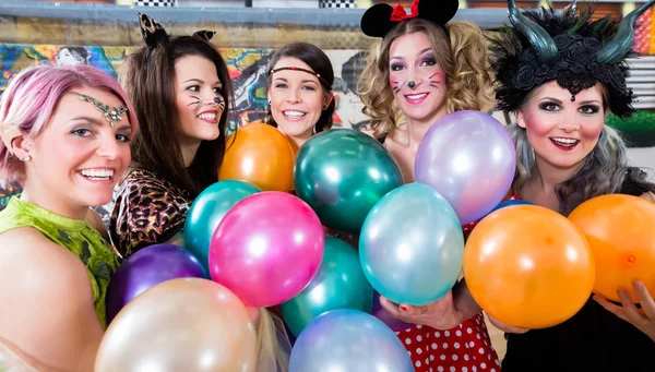 Groupe de femmes à Rose lundi faire la fête avec des ballons — Photo
