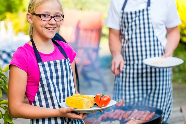 Father and daughter barbecue together — Stock Photo, Image