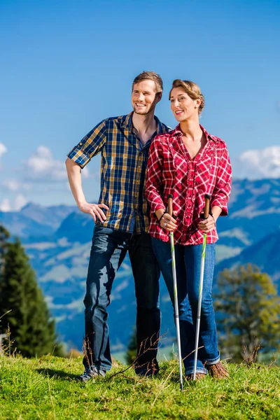 Casal desfrutando de vista nas montanhas — Fotografia de Stock