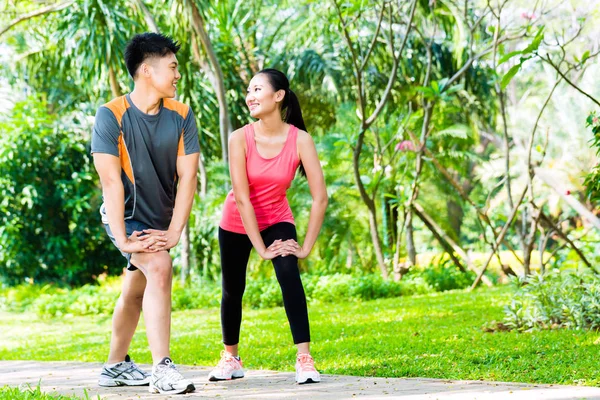Asya çift sahip açık alan fitness eğitim spor — Stok fotoğraf