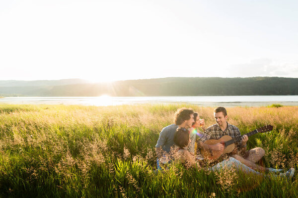  Друзья наслаждаются летом
