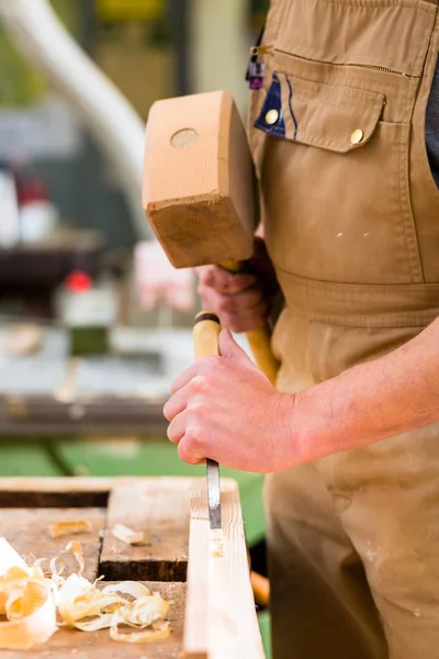 Carpenter a véső és kalapács — Stock Fotó