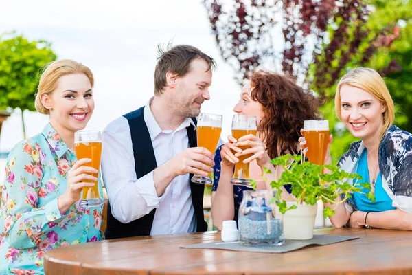 Amici brindare con la birra — Foto Stock