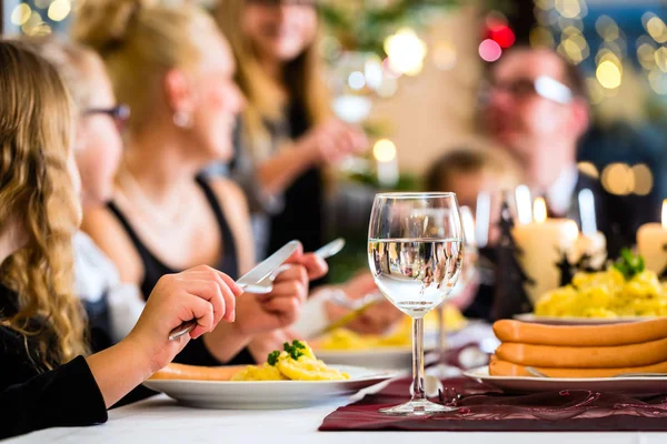 Keluarga memiliki sosis makan malam Natal — Stok Foto