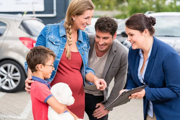 Distribuidor de coches asesorar a la familia — Foto de Stock