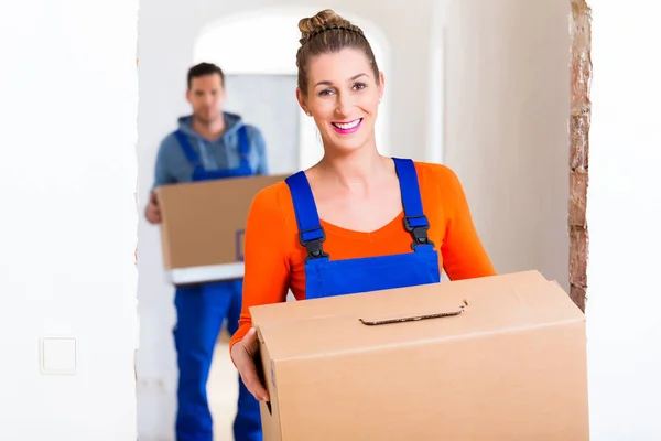 Woman and man moving in new home — Stock Photo, Image