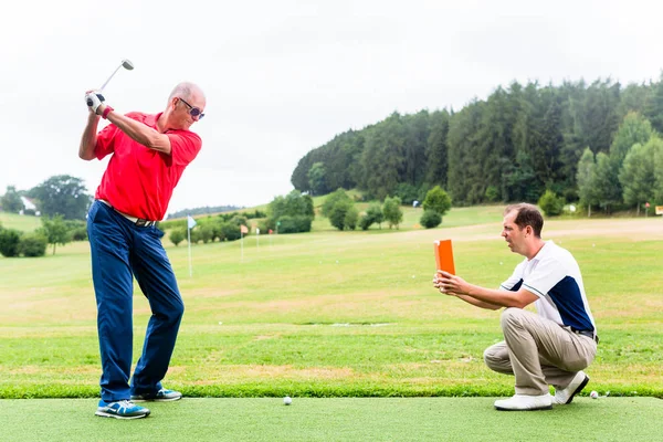 Golf trainer opnemen van video — Stockfoto