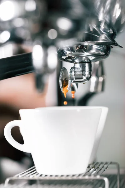 Barista bereitet Kaffee mit Portafiltermaschine zu — Stockfoto