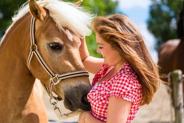 Frau streichelt Pferd — Stockfoto