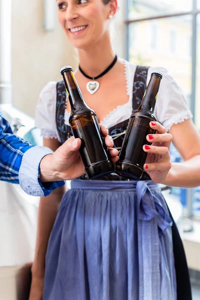 Cervecera y mujer en cervecería — Foto de Stock