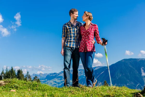 Casal desfrutando de vista nas montanhas — Fotografia de Stock