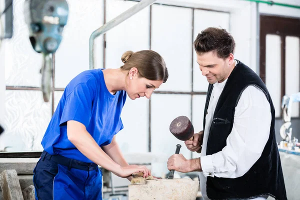 Zwei Steinmetze schnitzten Säule — Stockfoto