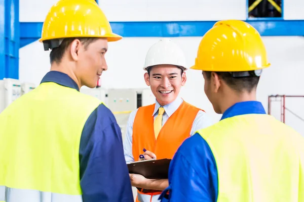 Asiatiska fabriksarbetare och ingenjör som team — Stockfoto