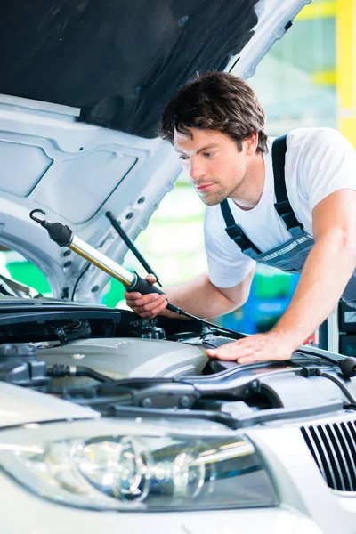 Auto szerelő dolgozik a műhelyben — Stock Fotó