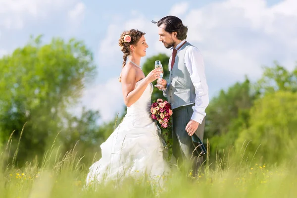 Coppia nuziale celebrare il giorno del matrimonio — Foto Stock