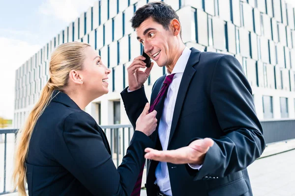 Flirtare sul posto di lavoro - donna prendere in giro l'uomo — Foto Stock