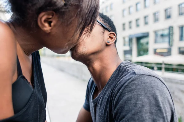 Молода пара цілується на відкритому повітрі — стокове фото