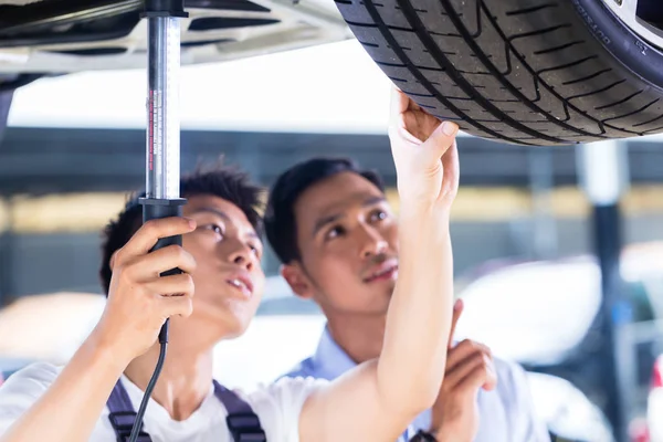 Automechanik a zákazníků — Stock fotografie