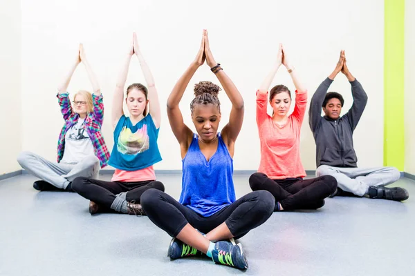 Grupo para amigos en clase de yoga — Foto de Stock