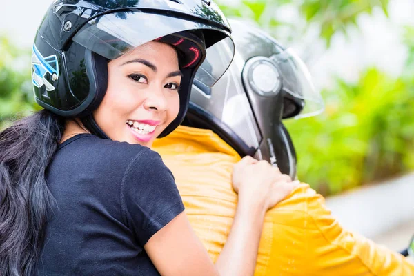 Asiatique couple équitation moto — Photo