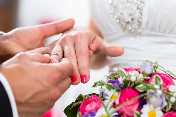 Bräutigam rutscht Ring am Finger der Braut — Stockfoto