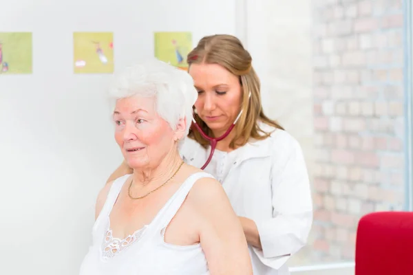 Доктор підтримує старшого пацієнта на практиці — стокове фото