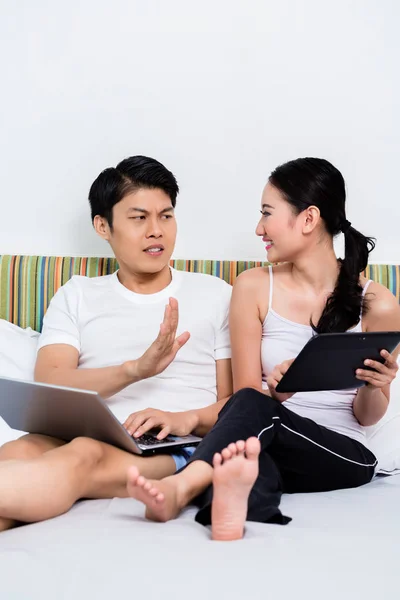Infeliz pareja asiática teniendo problemas para navegar por Internet —  Fotos de Stock