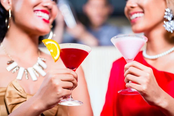 Asian women drinking cocktails in fancy bar — Stock Photo, Image