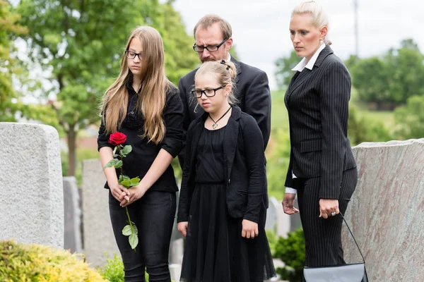 Familia en el cementerio de luto pariente fallecido — Foto de Stock