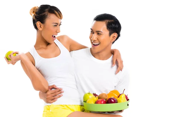 Asiático casal comer frutas — Fotografia de Stock