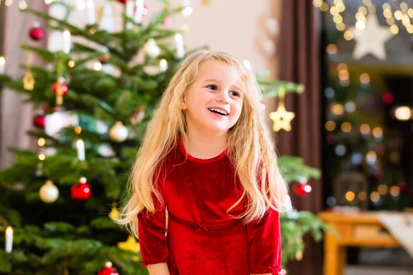 Menina na frente da árvore de Natal — Fotografia de Stock