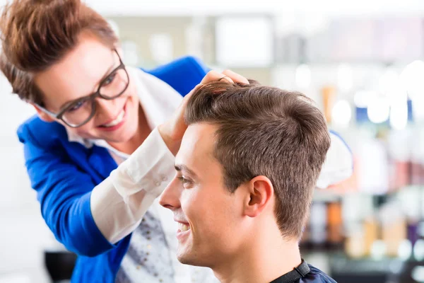 Hairdresser cutting man hair in barbershop — Stock Photo, Image