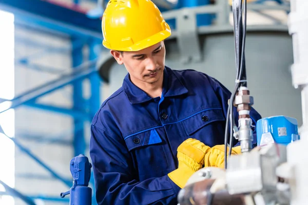 Técnico na fábrica na manutenção da máquina — Fotografia de Stock